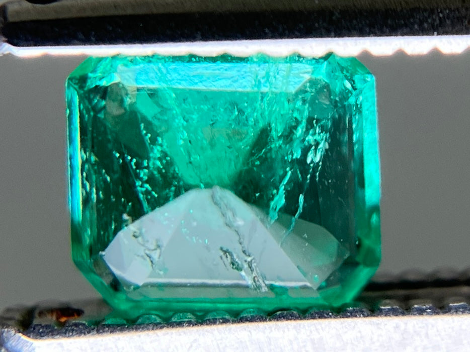 エメラルド 天然 0.604ct 中央宝石ソーティング付き 5.49㎜×4.97㎜×3.43㎜ ルース（ 裸石 ） 7837YY