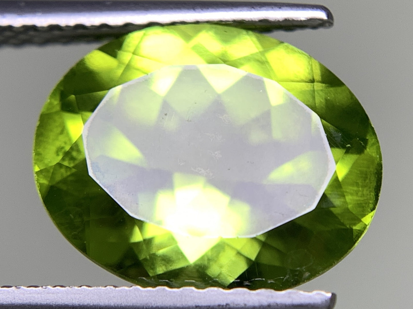 ペリドット 4.572ct  宝石ソーティング付き  11.9㎜×9.7㎜×5.8㎜  天然 ルース（ 裸石 ） 4527Y