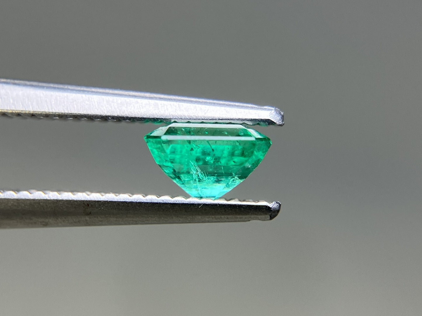 エメラルド 天然 0.604ct 中央宝石ソーティング付き 5.49㎜×4.97㎜×3.43㎜ ルース（ 裸石 ） 7837YY