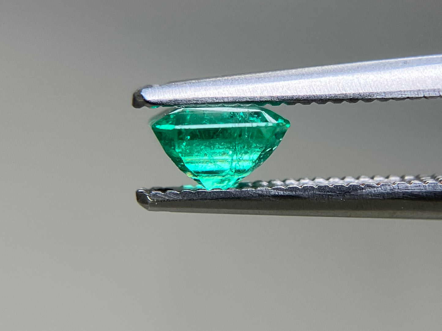 エメラルド 天然 0.604ct 中央宝石ソーティング付き 5.49㎜×4.97㎜×3.43㎜ ルース（ 裸石 ） 7837YY