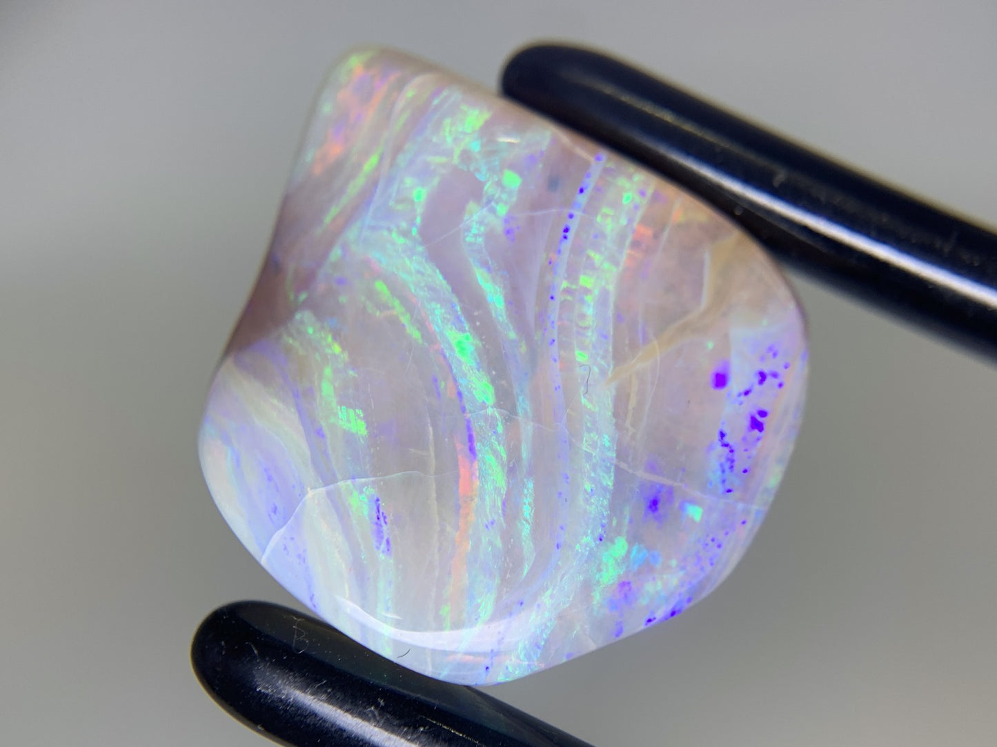 ボルダーオパール 52.469ct  宝石ソーティング付き  27.3㎜×25.4㎜×9.9㎜  ルース（ 裸石 ） 2126Y