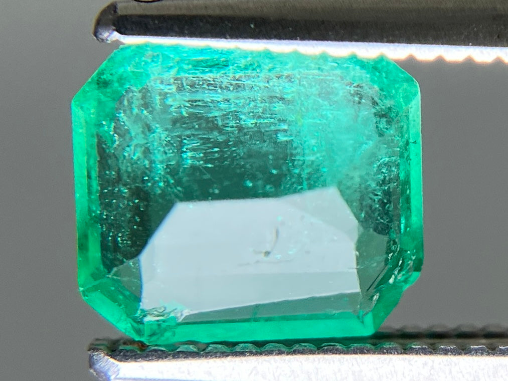 エメラルド 天然 1.110ct 中央宝石ソーティング付き 7.25㎜×6.39㎜×3.30㎜ ルース（ 裸石 ） 7707YY