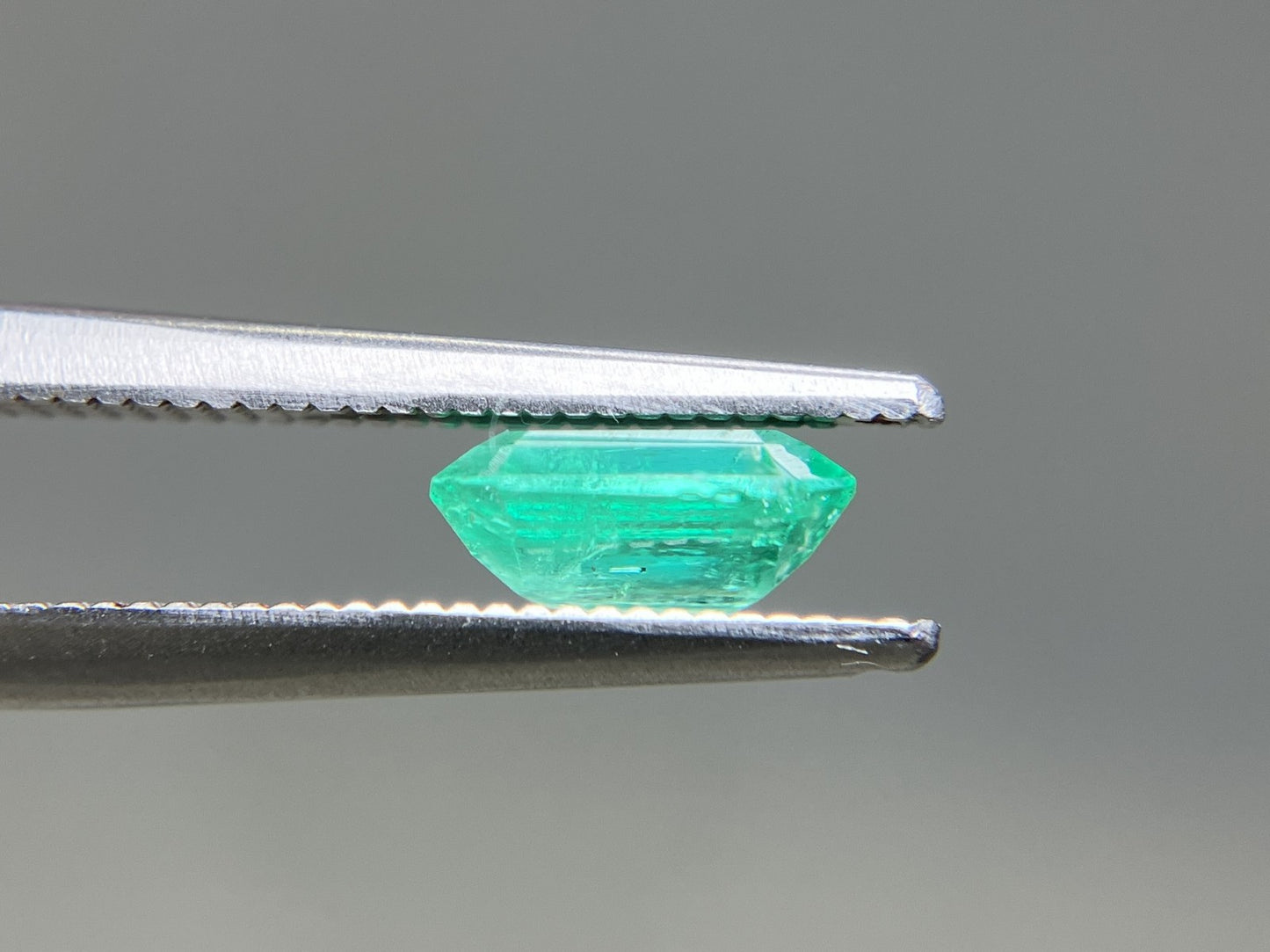 エメラルド 天然 1.110ct 中央宝石ソーティング付き 7.25㎜×6.39㎜×3.30㎜ ルース（ 裸石 ） 7707YY