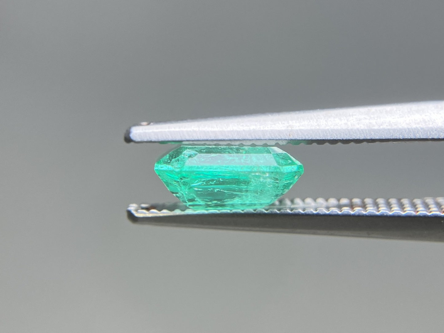 エメラルド 天然 1.110ct 中央宝石ソーティング付き 7.25㎜×6.39㎜×3.30㎜ ルース（ 裸石 ） 7707YY