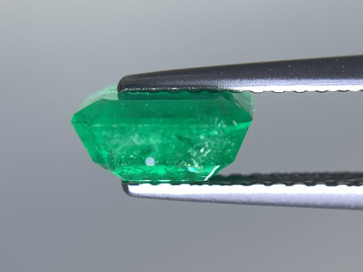エメラルド 天然 1.376ct 中央宝石ソーティング付き 7.23㎜×6.17㎜×3.94㎜ 天然 ルース（ 裸石 ） 5309Y