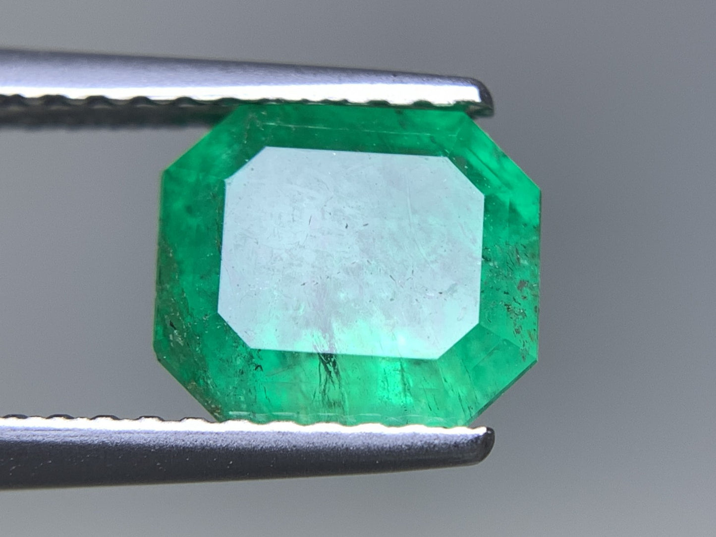 エメラルド  天然  1.895ct  中央宝石ソーティング付き  7.59㎜×6.73㎜×5.35㎜   天然 ルース（ 裸石 ） 5296Y