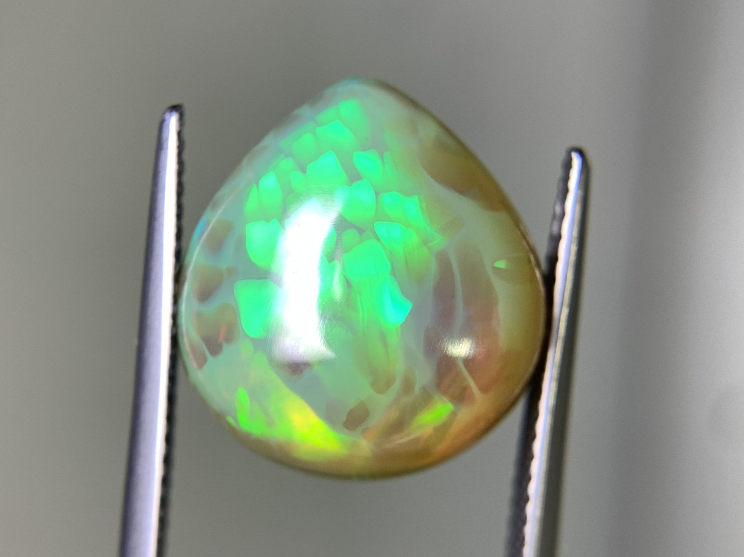 ハニカムオパール 7.687ct 宝石ソーティング付き  16.3㎜×15.2㎜×7.3㎜  ルース（ 裸石 ） 2636Y