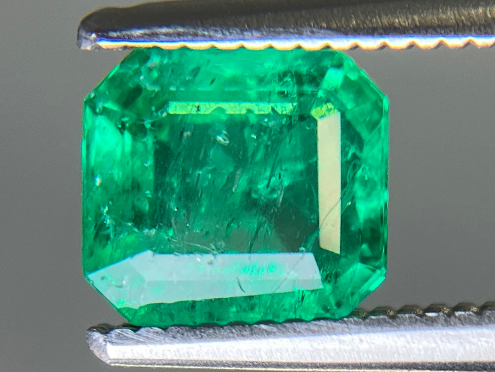 エメラルド 天然 1.171ct 中央宝石ソーティング付き 6.53㎜×5.95㎜×4.24㎜ ルース（ 裸石 ） 7774YY