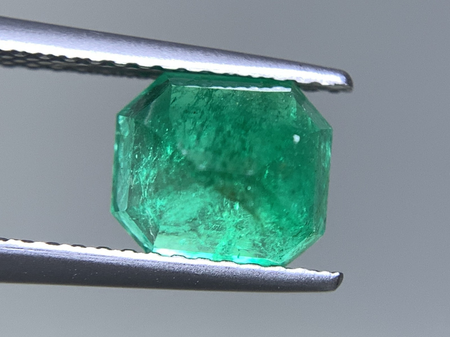 エメラルド  天然  1.895ct  中央宝石ソーティング付き  7.59㎜×6.73㎜×5.35㎜   天然 ルース（ 裸石 ） 5296Y