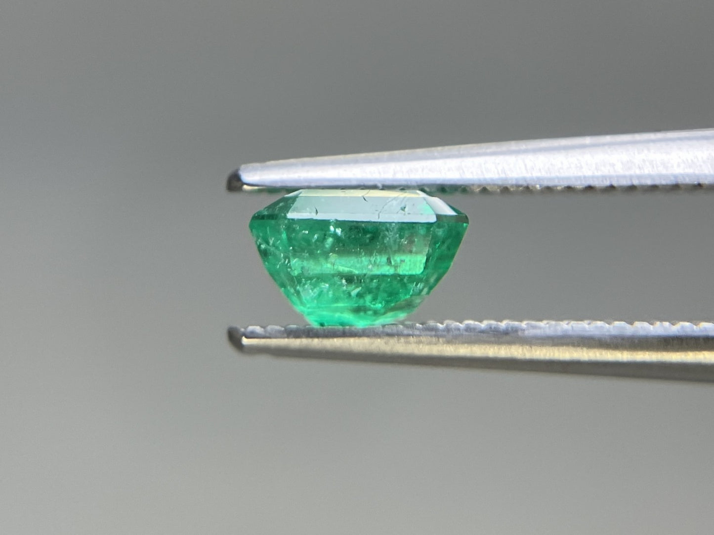 エメラルド 天然 1.171ct 中央宝石ソーティング付き 6.53㎜×5.95㎜×4.24㎜ ルース（ 裸石 ） 7774YY