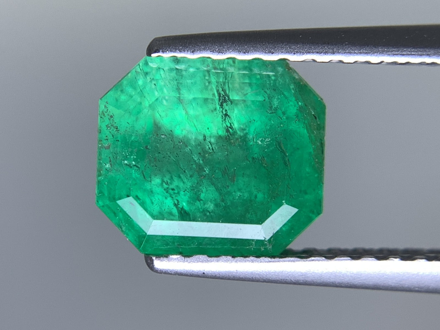 エメラルド  天然  1.895ct  中央宝石ソーティング付き  7.59㎜×6.73㎜×5.35㎜   天然 ルース（ 裸石 ） 5296Y