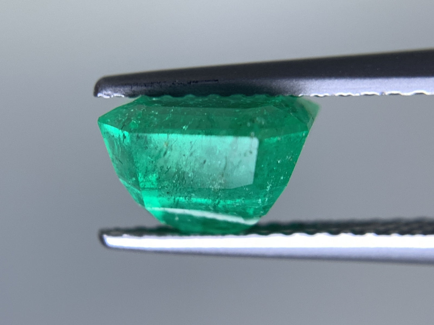 エメラルド  天然  1.895ct  中央宝石ソーティング付き  7.59㎜×6.73㎜×5.35㎜   天然 ルース（ 裸石 ） 5296Y