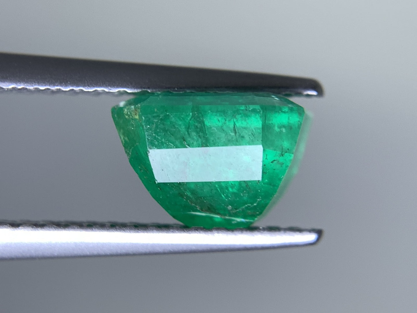 エメラルド  天然  1.895ct  中央宝石ソーティング付き  7.59㎜×6.73㎜×5.35㎜   天然 ルース（ 裸石 ） 5296Y