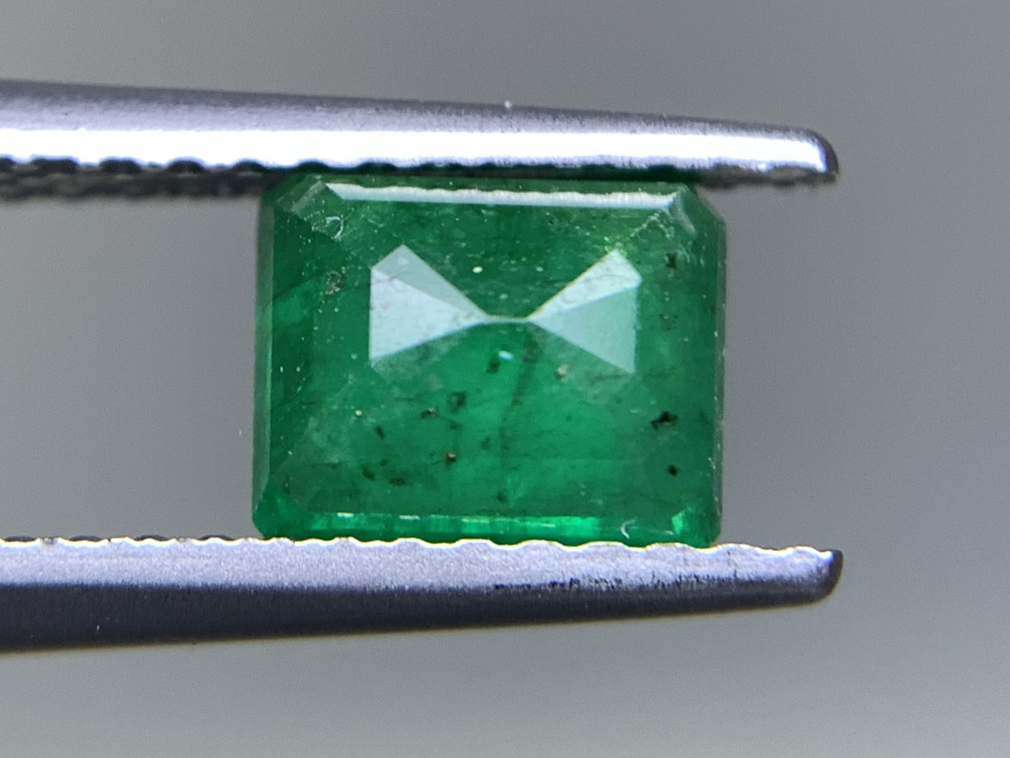 エメラルド 天然 0.874ct 中央宝石ソーティング付き 6.40㎜×5.36㎜×3.02㎜ 天然 ルース（ 裸石 ） 5349Y
