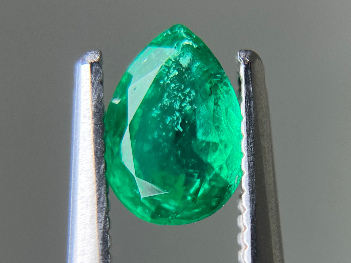 エメラルド 天然 0.580ct 中央宝石ソーティング付き 6.60㎜×4.84㎜×2.98㎜ ルース（ 裸石 ） 7902YY