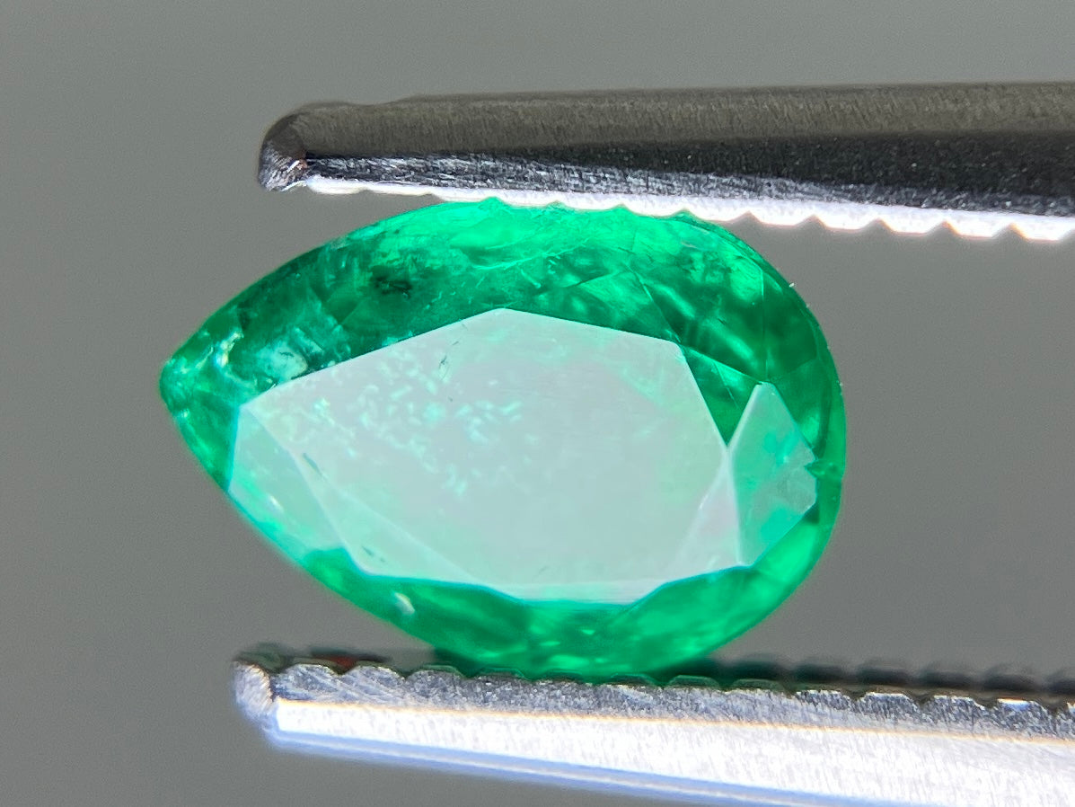 エメラルド 天然 0.580ct 中央宝石ソーティング付き 6.60㎜×4.84㎜×2.98㎜ ルース（ 裸石 ） 7902YY