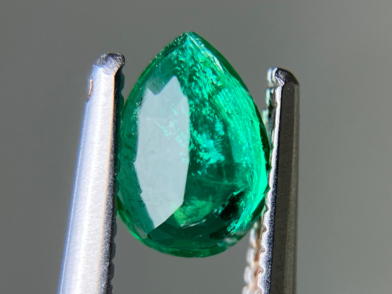 エメラルド 天然 0.580ct 中央宝石ソーティング付き 6.60㎜×4.84㎜×2.98㎜ ルース（ 裸石 ） 7902YY