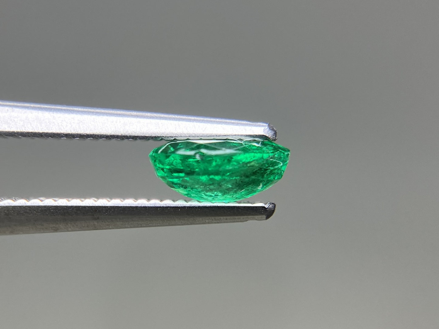 エメラルド 天然 0.580ct 中央宝石ソーティング付き 6.60㎜×4.84㎜×2.98㎜ ルース（ 裸石 ） 7902YY