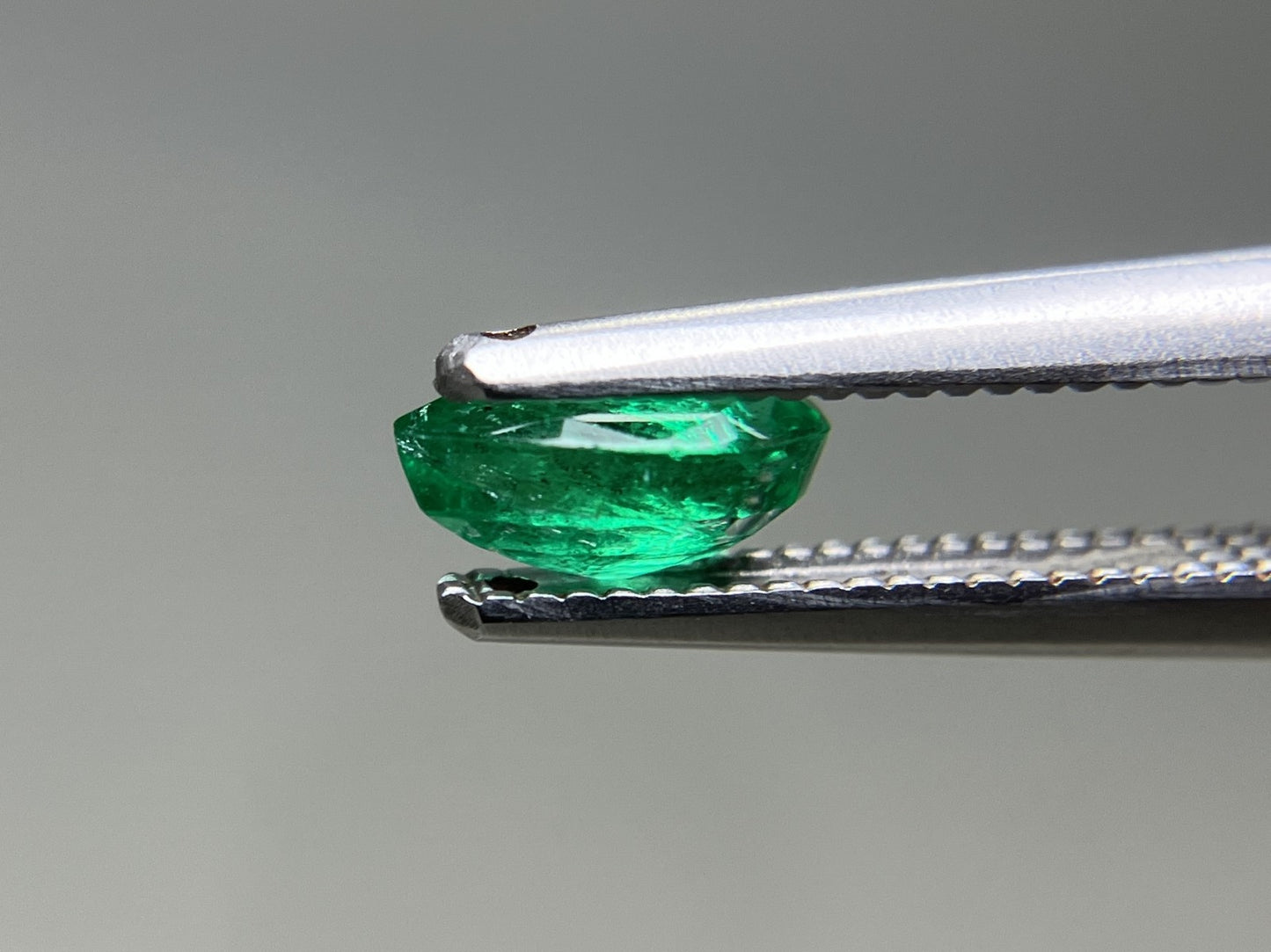 エメラルド 天然 0.580ct 中央宝石ソーティング付き 6.60㎜×4.84㎜×2.98㎜ ルース（ 裸石 ） 7902YY