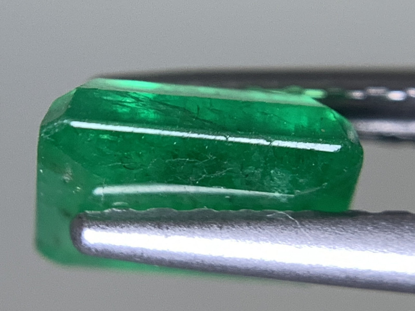 エメラルド 天然 0.874ct 中央宝石ソーティング付き 6.40㎜×5.36㎜×3.02㎜ 天然 ルース（ 裸石 ） 5349Y