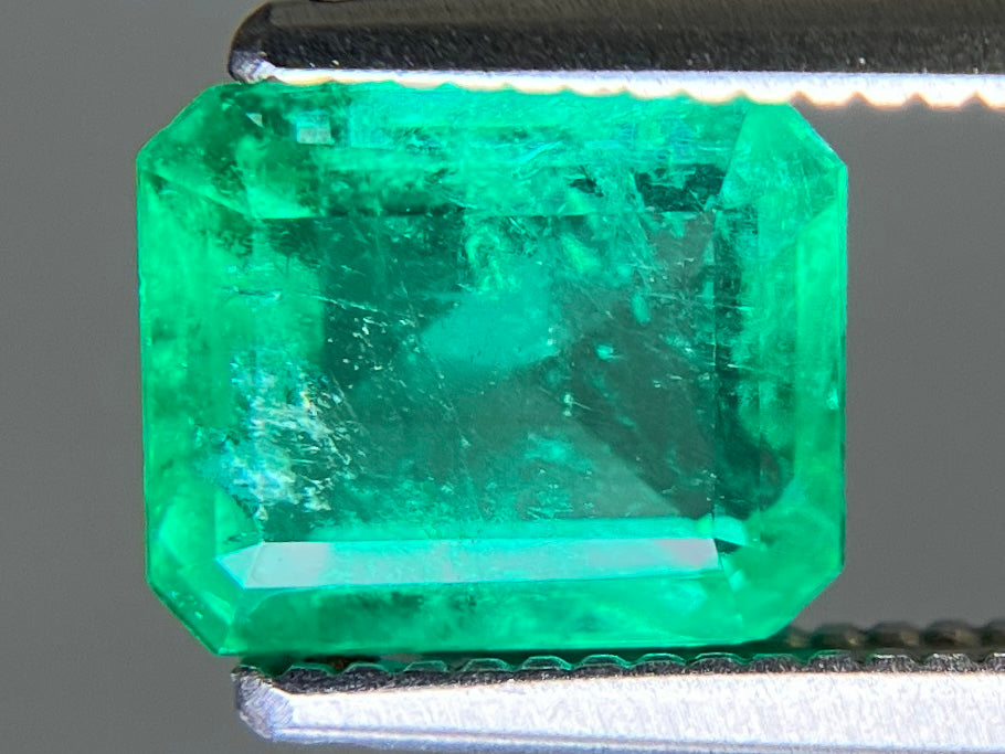 エメラルド 天然 1.360ct 中央宝石ソーティング付き 7.31㎜×5.99㎜×4.00㎜ ルース（ 裸石 ） 7743YY