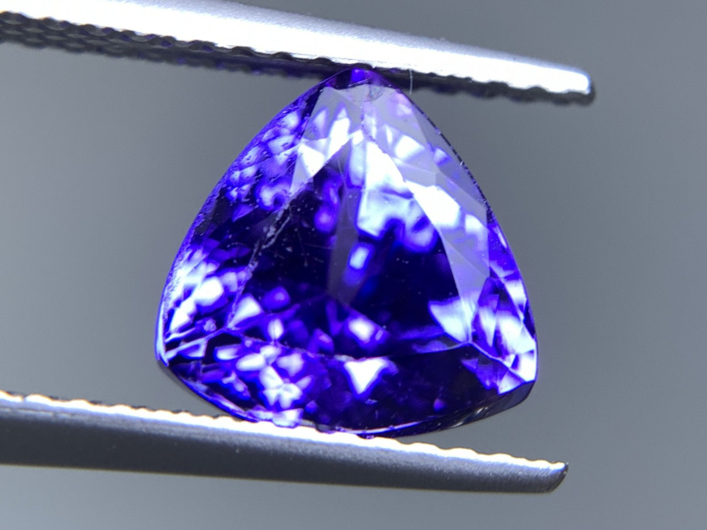 タンザナイト  天然  2.516ct  中央宝石ソーティング付き  7.85㎜×8.03㎜×5.87㎜   天然 ルース（ 裸石 ） 5255Y
