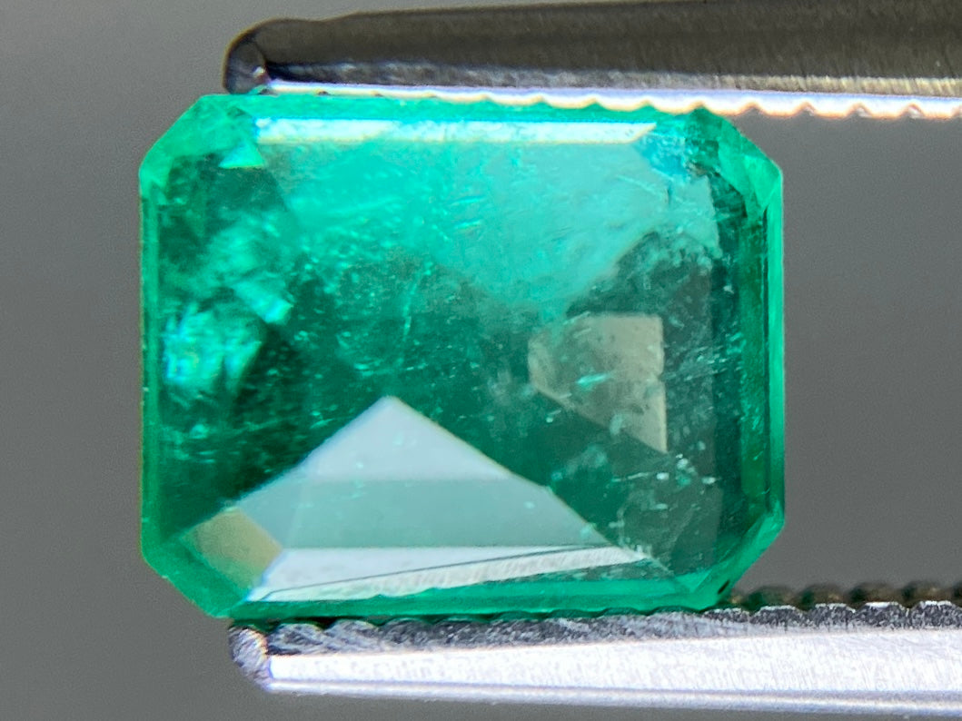 エメラルド 天然 1.360ct 中央宝石ソーティング付き 7.31㎜×5.99㎜×4.00㎜ ルース（ 裸石 ） 7743YY