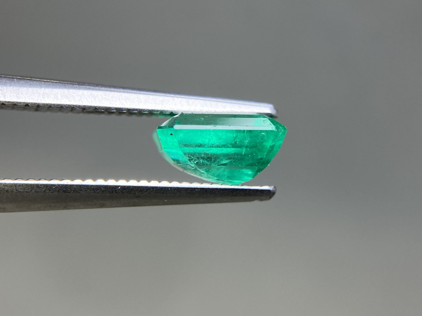 エメラルド 天然 1.360ct 中央宝石ソーティング付き 7.31㎜×5.99㎜×4.00㎜ ルース（ 裸石 ） 7743YY