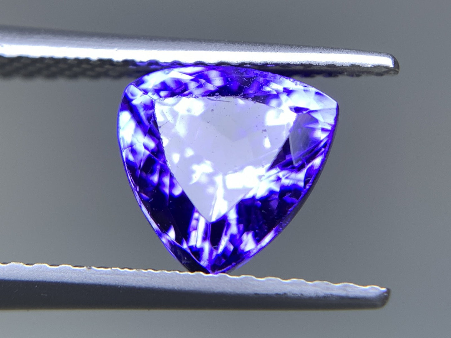 タンザナイト  天然  2.516ct  中央宝石ソーティング付き  7.85㎜×8.03㎜×5.87㎜   天然 ルース（ 裸石 ） 5255Y