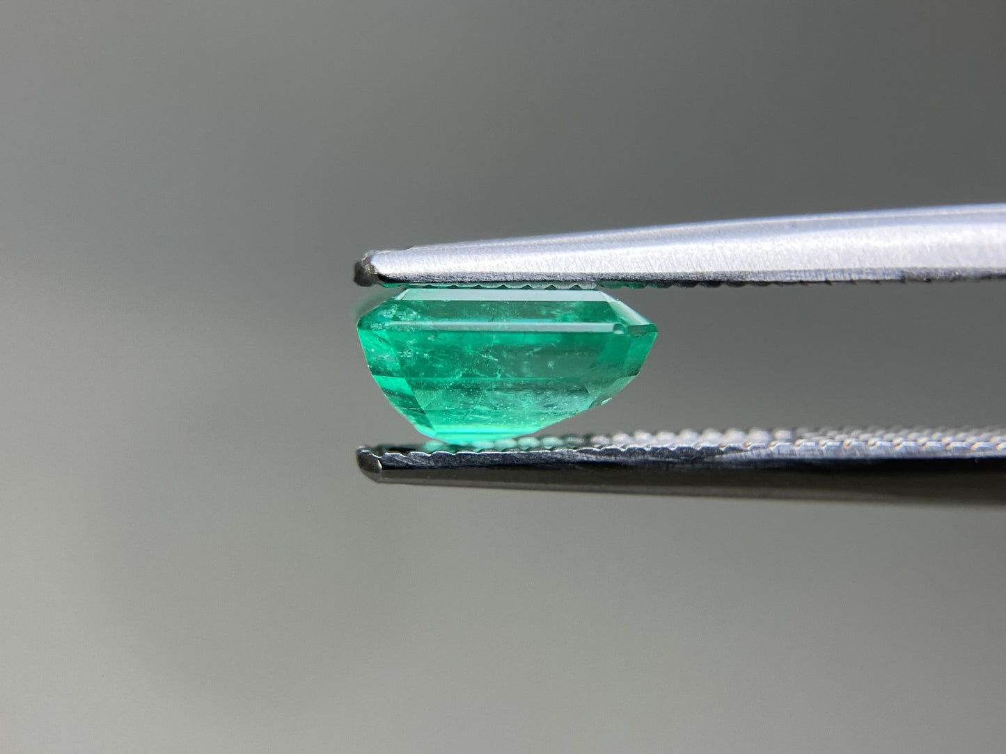 エメラルド 天然 1.360ct 中央宝石ソーティング付き 7.31㎜×5.99㎜×4.00㎜ ルース（ 裸石 ） 7743YY