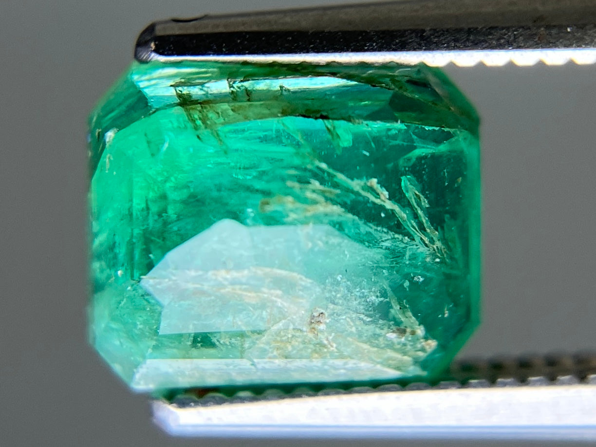 エメラルド 天然 2.157ct 宝石ソーティング付き 8.1㎜×6.8㎜×4.6㎜ ルース（ 裸石 ） 8069YY