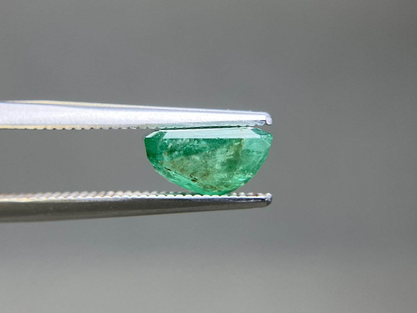 エメラルド 天然 2.157ct 宝石ソーティング付き 8.1㎜×6.8㎜×4.6㎜ ルース（ 裸石 ） 8069YY