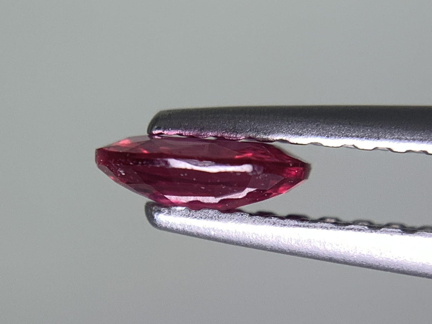 ルビー 天然 0.452ct 宝石ソーティング付き 5.7㎜×4.3㎜×1.7㎜ ルース（ 裸石 ） 8156Y