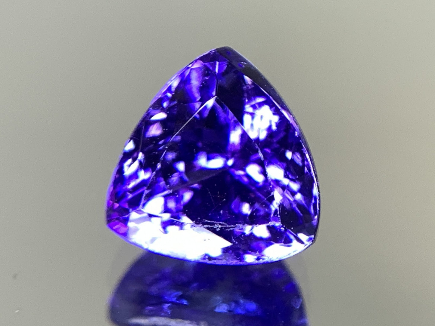 タンザナイト  天然  2.516ct  中央宝石ソーティング付き  7.85㎜×8.03㎜×5.87㎜   天然 ルース（ 裸石 ） 5255Y