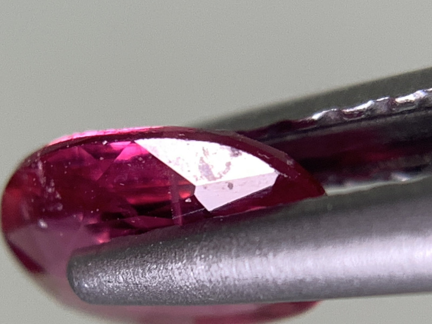 ルビー 天然 0.452ct 宝石ソーティング付き 5.7㎜×4.3㎜×1.7㎜ ルース（ 裸石 ） 8156Y