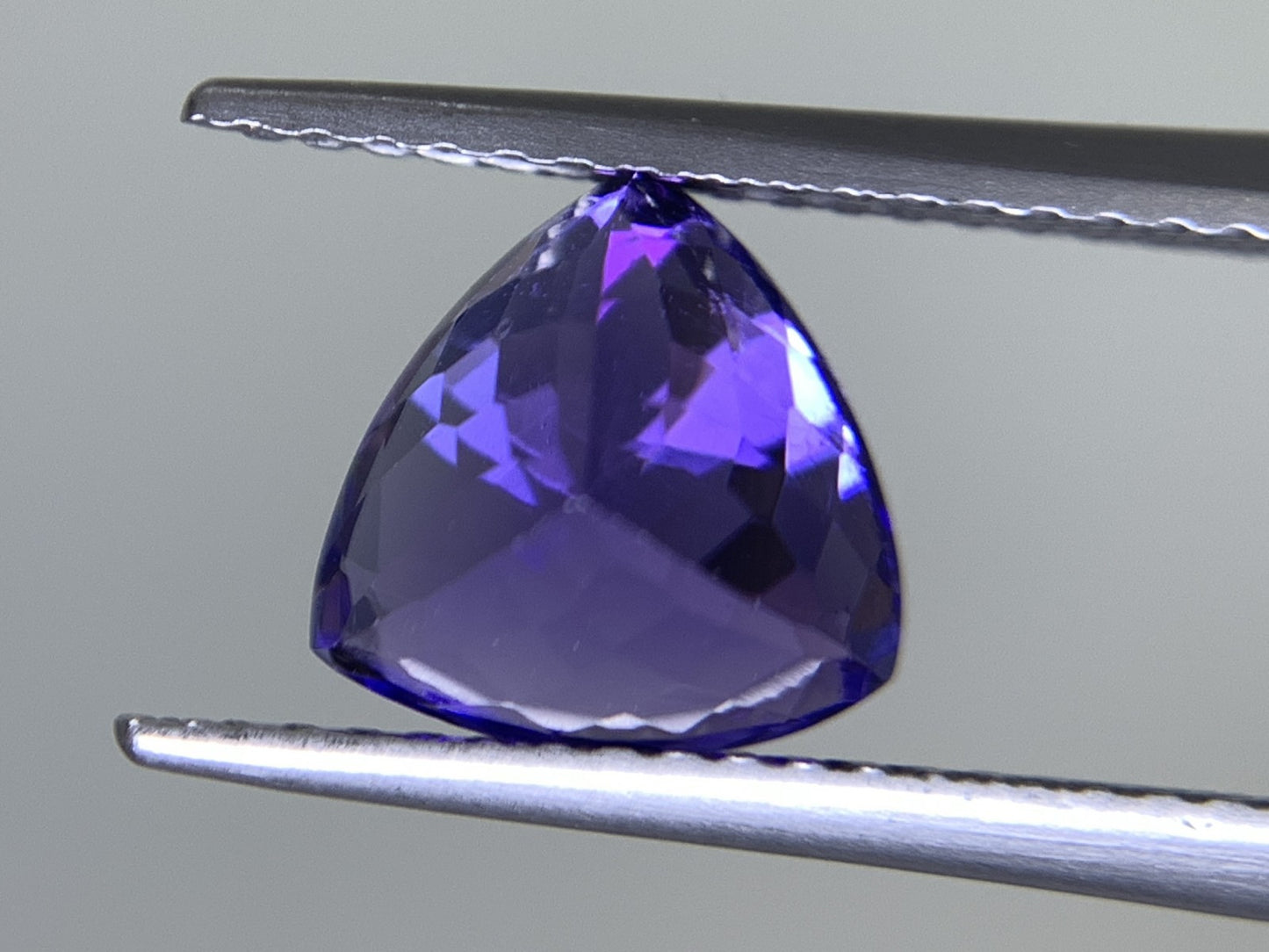 タンザナイト  天然  2.516ct  中央宝石ソーティング付き  7.85㎜×8.03㎜×5.87㎜   天然 ルース（ 裸石 ） 5255Y