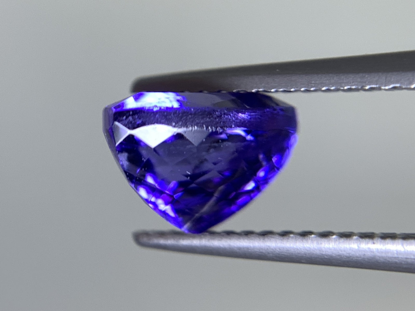 タンザナイト  天然  2.516ct  中央宝石ソーティング付き  7.85㎜×8.03㎜×5.87㎜   天然 ルース（ 裸石 ） 5255Y