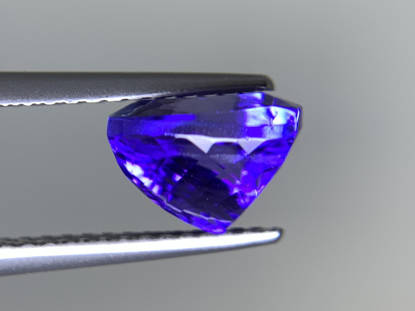 タンザナイト  天然  2.516ct  中央宝石ソーティング付き  7.85㎜×8.03㎜×5.87㎜   天然 ルース（ 裸石 ） 5255Y