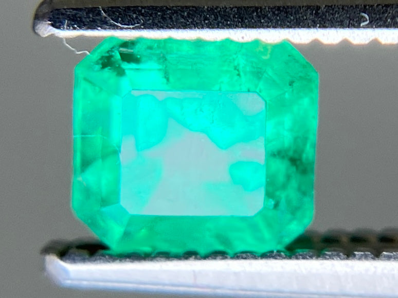エメラルド 天然 0.637ct 宝石ソーティング付き 5.0㎜×4.6㎜×3.9㎜ ルース（ 裸石 ） 8056YY