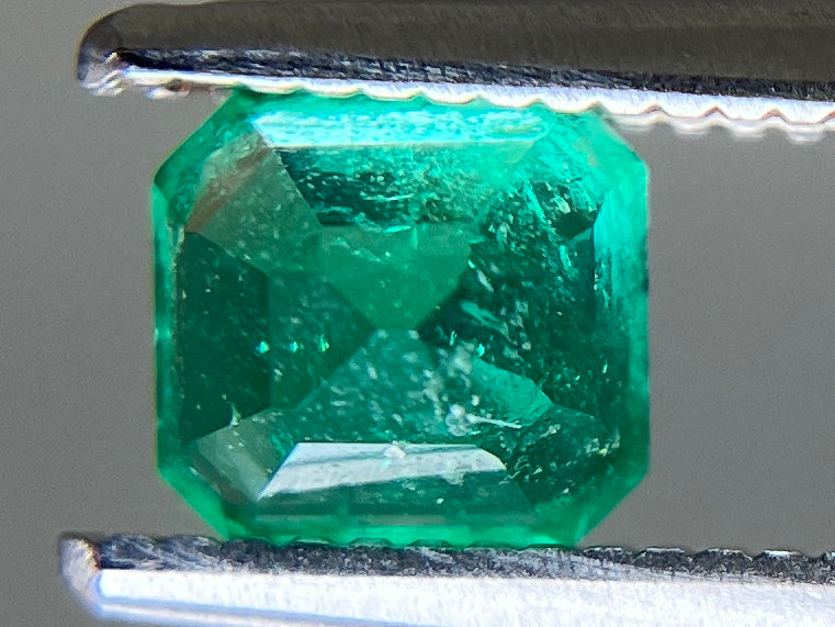 エメラルド 天然 0.637ct 宝石ソーティング付き 5.0㎜×4.6㎜×3.9㎜ ルース（ 裸石 ） 8056YY