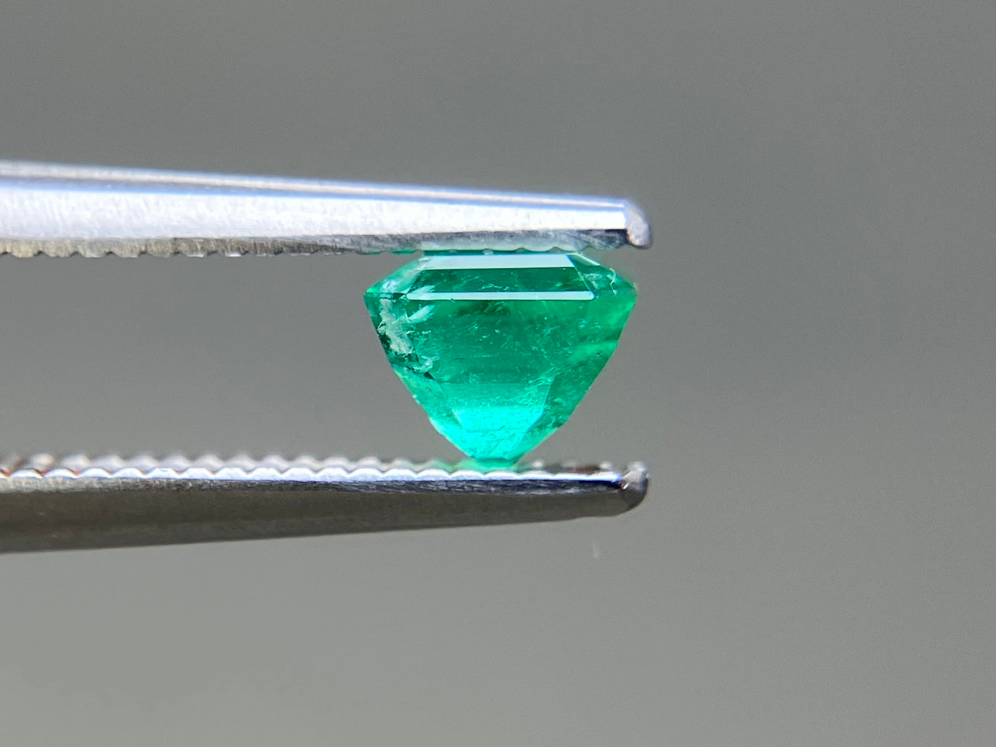 エメラルド 天然 0.637ct 宝石ソーティング付き 5.0㎜×4.6㎜×3.9㎜ ルース（ 裸石 ） 8056YY
