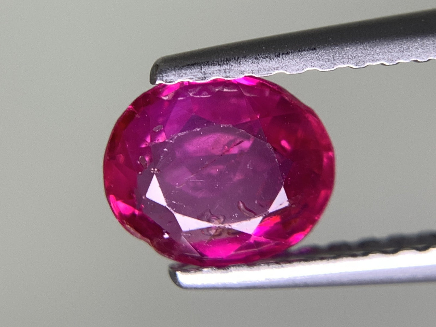 ルビー 天然 0.867ct 宝石ソーティング付き 6.5㎜×5.6㎜×2.5㎜ ルース（ 裸石 ） 8220Y