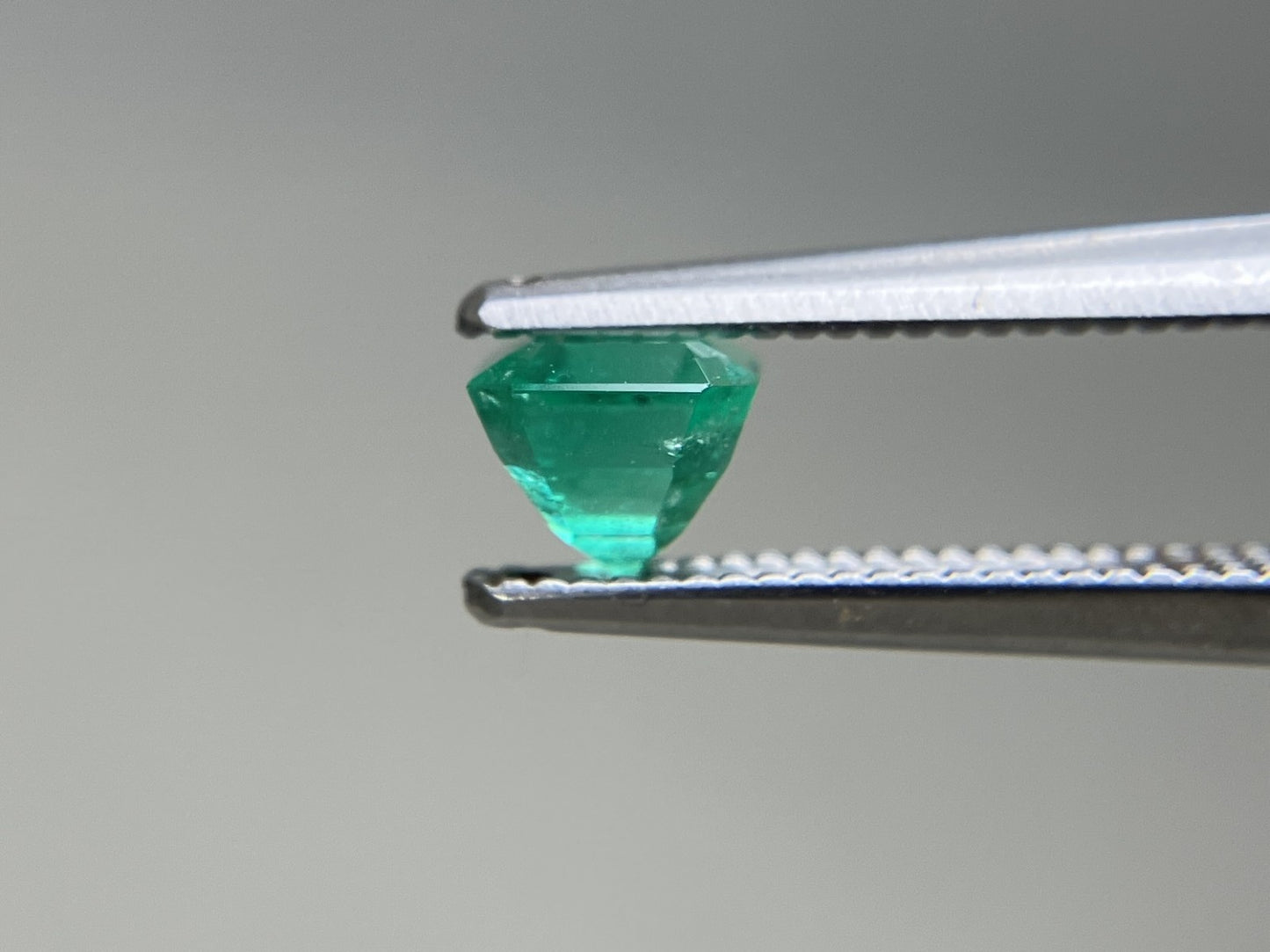 エメラルド 天然 0.637ct 宝石ソーティング付き 5.0㎜×4.6㎜×3.9㎜ ルース（ 裸石 ） 8056YY