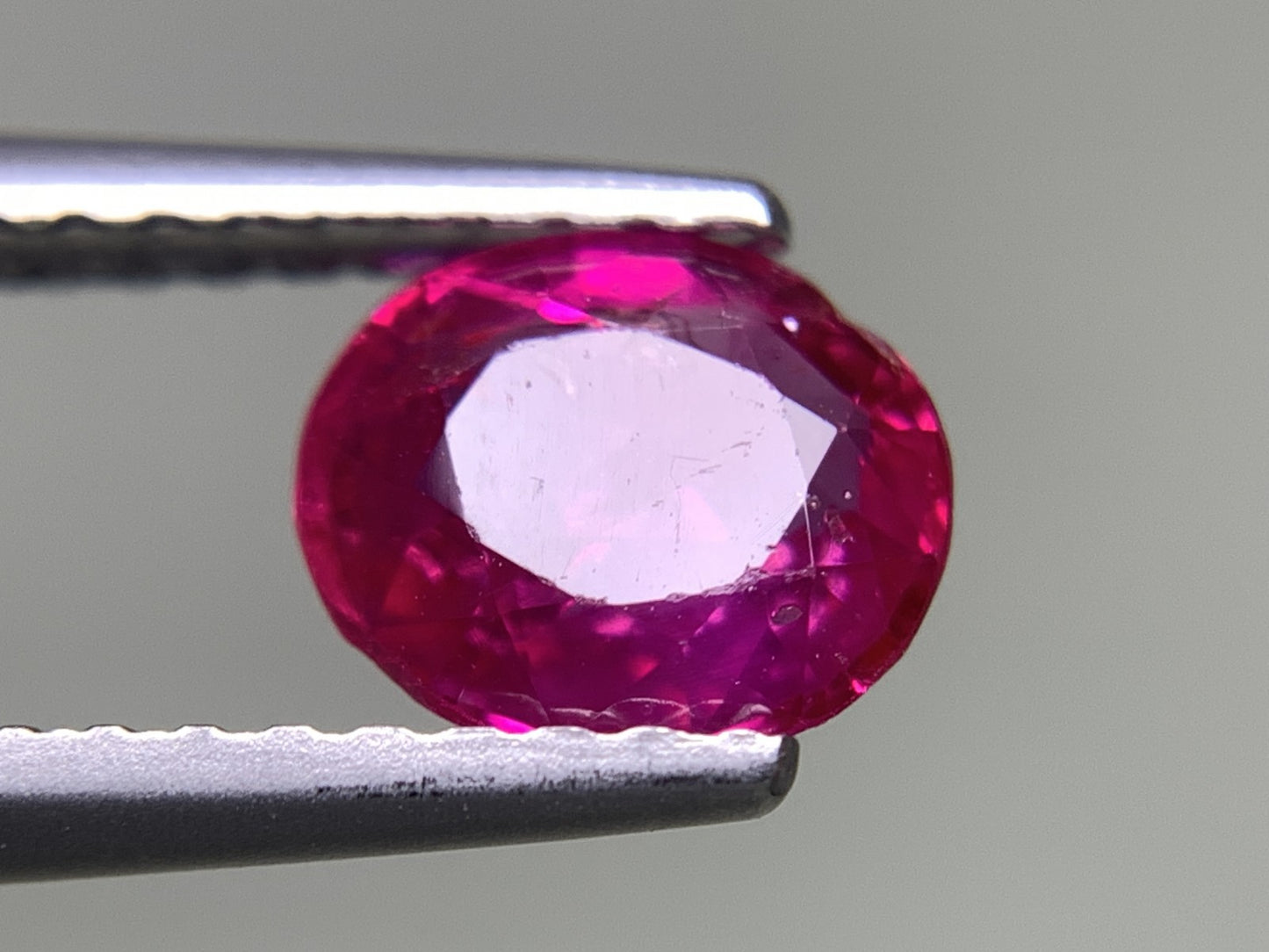 ルビー 天然 0.867ct 宝石ソーティング付き 6.5㎜×5.6㎜×2.5㎜ ルース（ 裸石 ） 8220Y