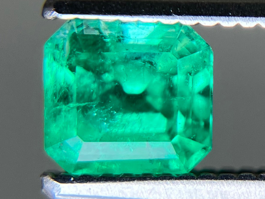エメラルド 天然 0.637ct 宝石ソーティング付き 5.0㎜×4.6㎜×3.9㎜ ルース（ 裸石 ） 8056YY