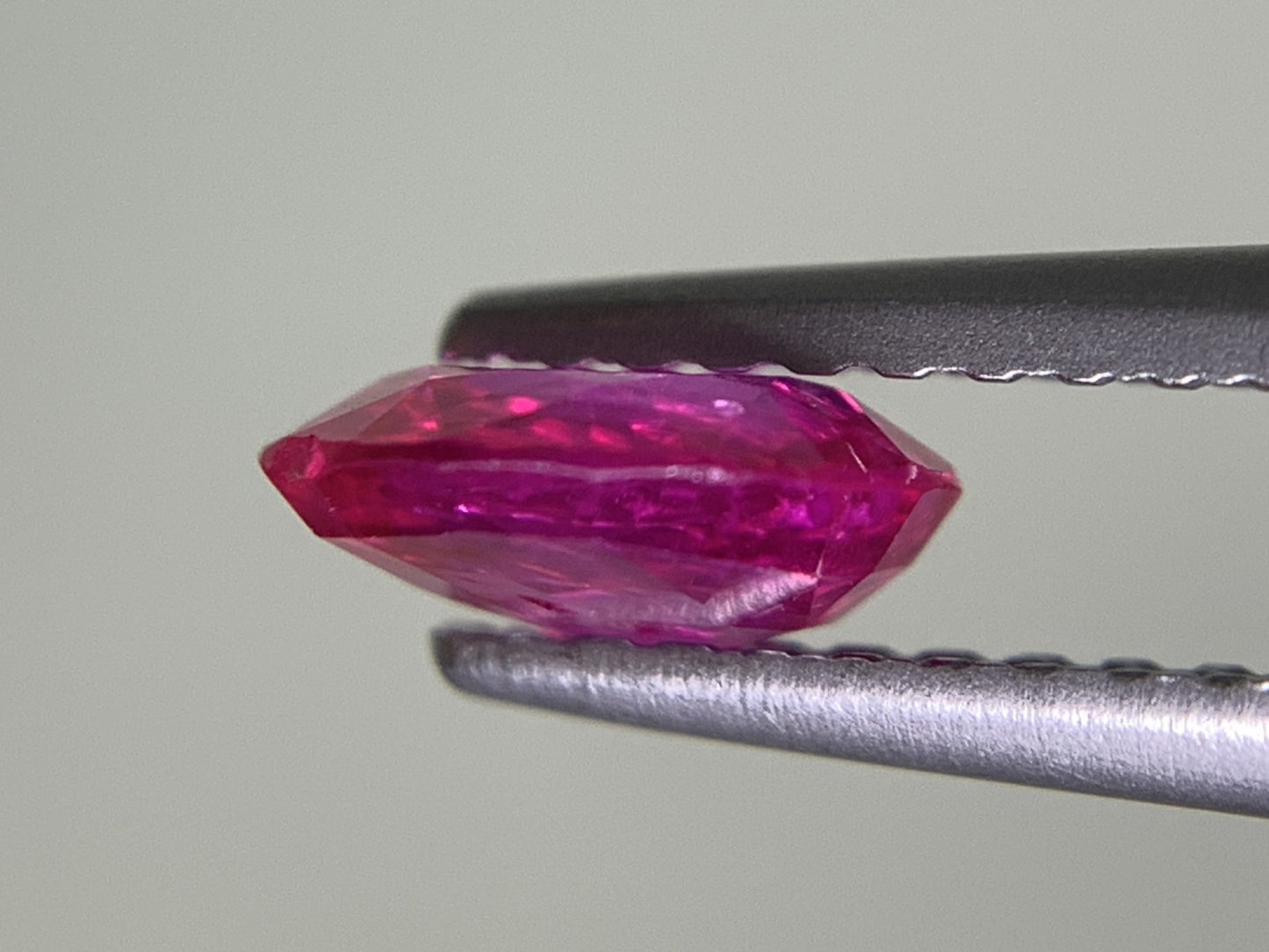ルビー 天然 0.867ct 宝石ソーティング付き 6.5㎜×5.6㎜×2.5㎜ ルース（ 裸石 ） 8220Y