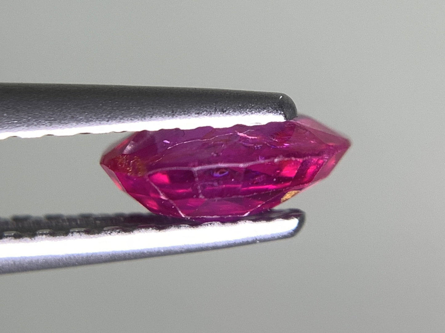 ルビー 天然 0.867ct 宝石ソーティング付き 6.5㎜×5.6㎜×2.5㎜ ルース（ 裸石 ） 8220Y