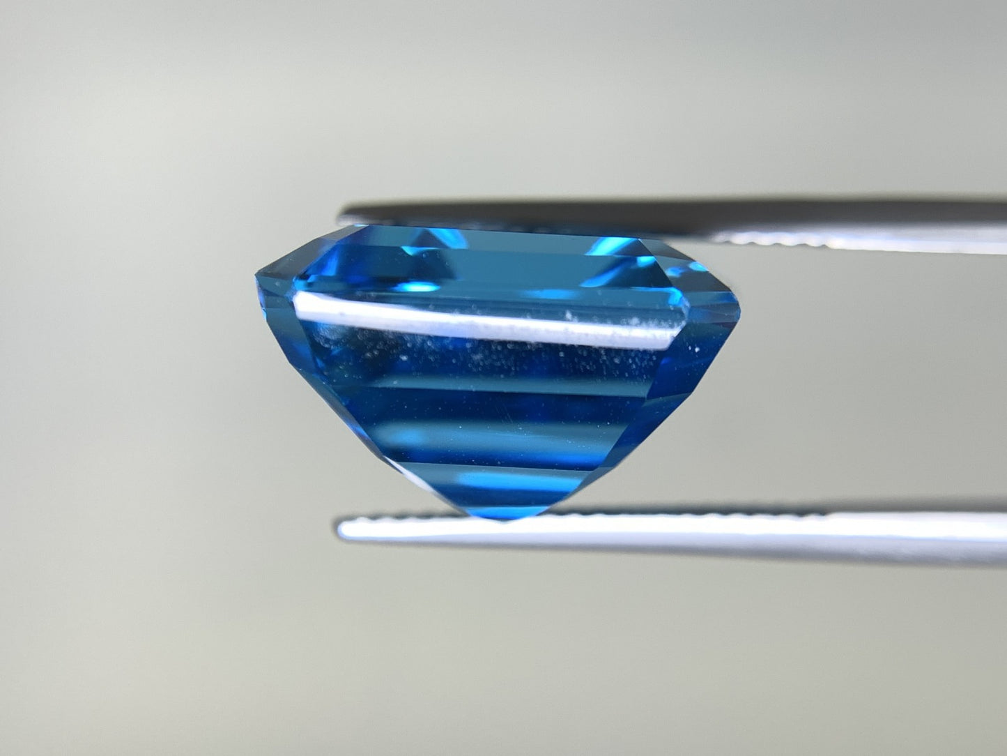 ブルートパーズ 29.926ct 宝石ソーティング付き  20.0㎜×14.8㎜×9.8㎜  ルース（ 裸石 ） 3136Y