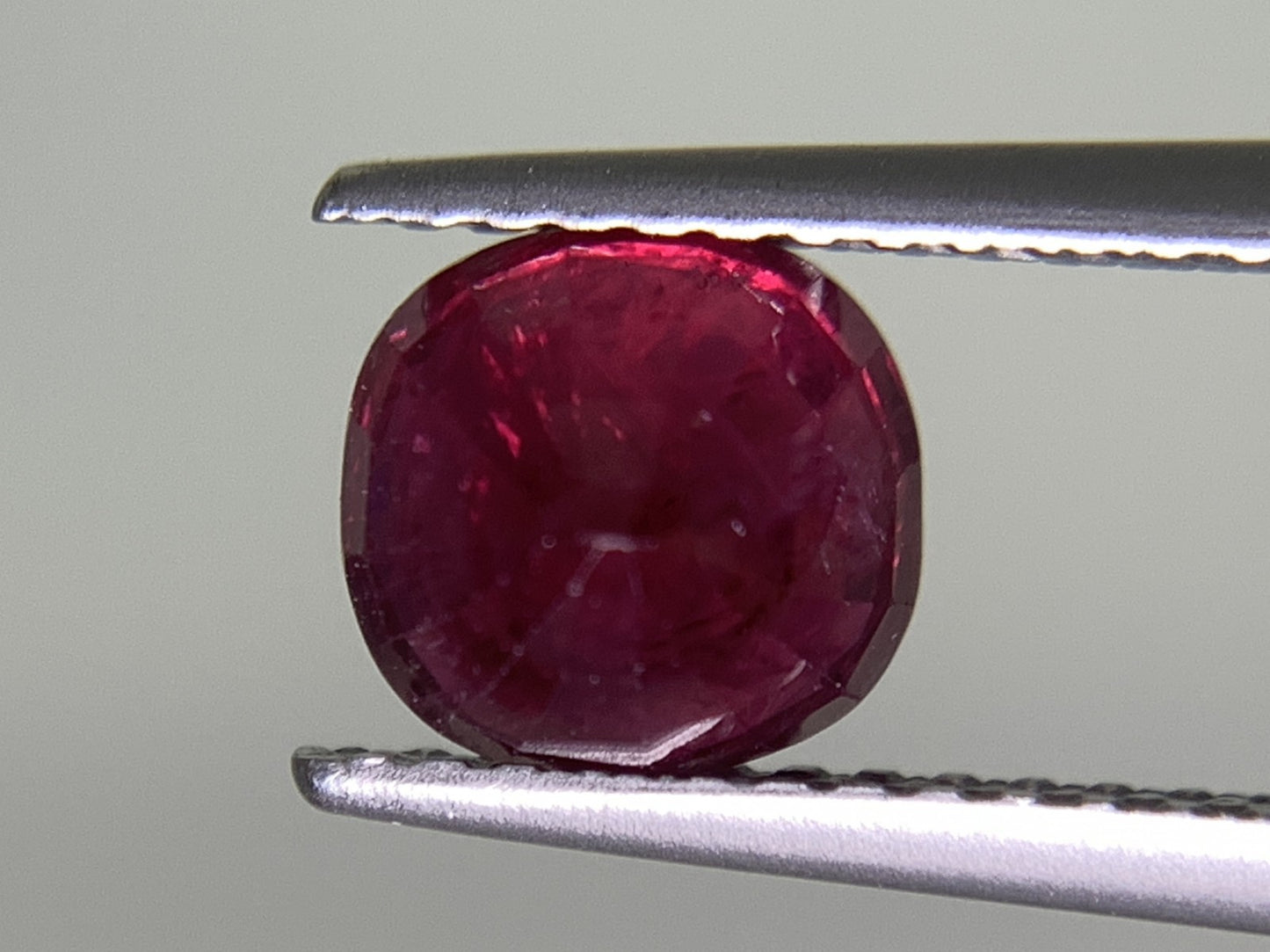 ルビー 天然 1.623ct 宝石ソーティング付き 6.4㎜×6.2㎜×4.3㎜ ルース（ 裸石 ） 3017Y