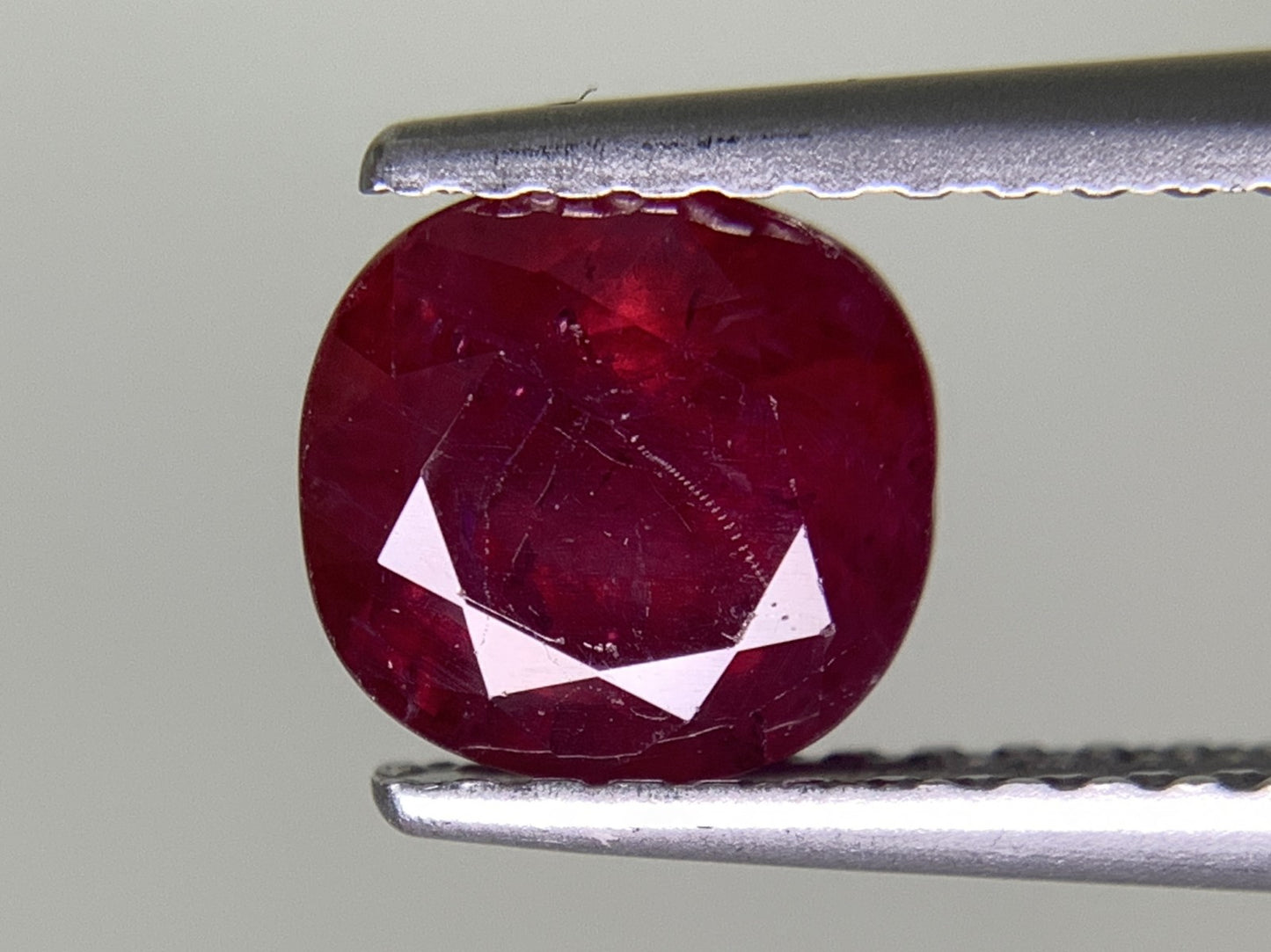ルビー 天然 1.623ct 宝石ソーティング付き 6.4㎜×6.2㎜×4.3㎜ ルース（ 裸石 ） 3017Y